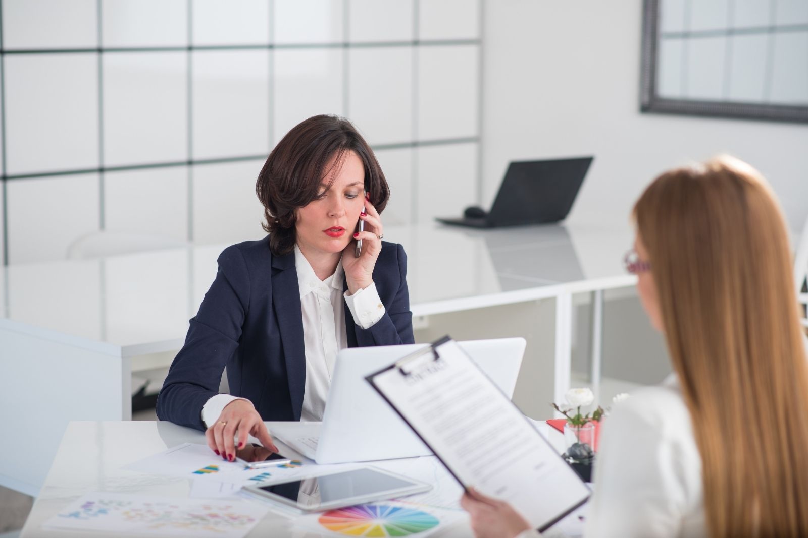 una donna parla per prenotare impresa di pulizie uffici e avere clienti soddisfatti