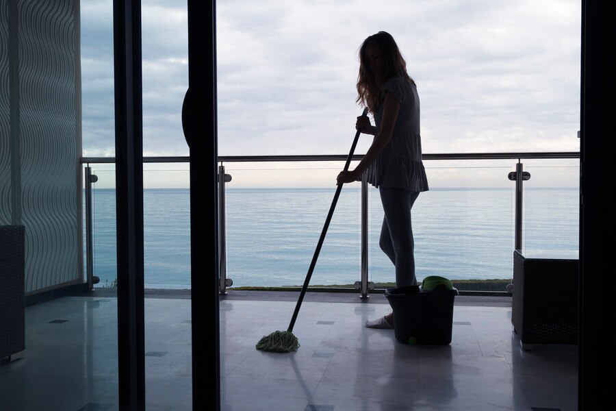 Come pulire il balcone : lavare i pavimenti