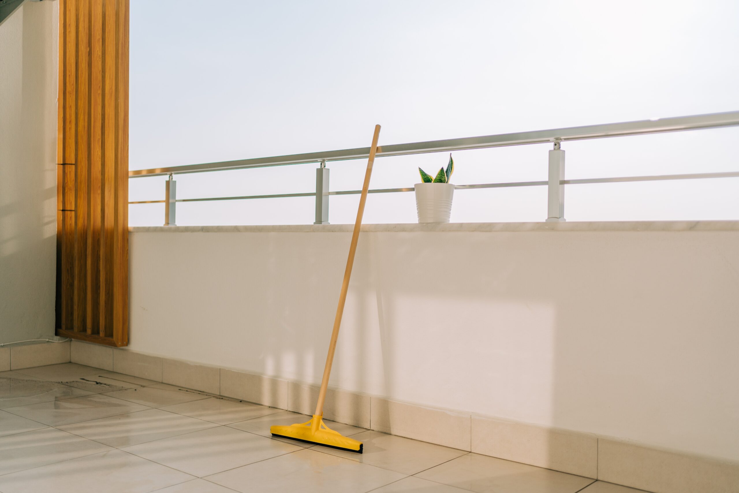 Come pulire il balcone senza idropulitrice